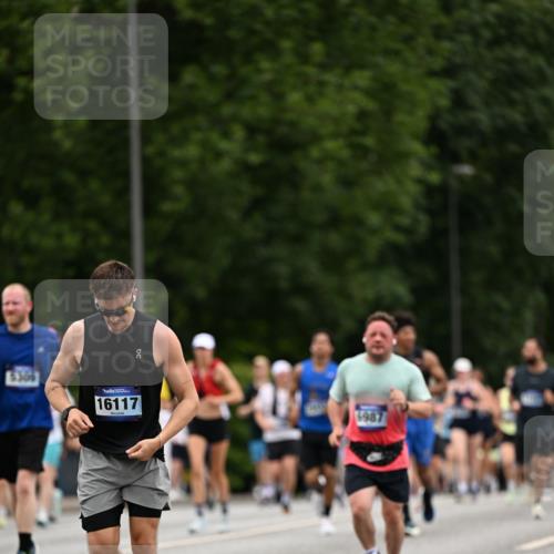 29.06.2025 - hella hamburg halbmarathon Dr. Thomas Lammeyer http://msf.ph/oto/8447201 29.06.2025 10:58:36 Kennedybrücke 1017, 1744, 2079, 2372, 2600, 2761, 3187, 3249, 3364, 4323, 4685, 4720, 4838, 5309, 5514, 5804, 5856, 5933, 5993, 6468, 6583, 6987, 7614, 7946, 7986, 9130, 9138, 9503, 9771, 10207, 11390 meine-sportfotos.de