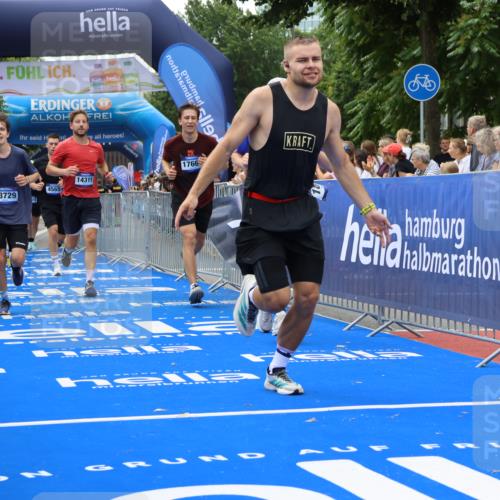 29.06.2025 - hella hamburg halbmarathon Strokosch-Dieckow http://msf.ph/oto/8447230 29.06.2025 10:39:12 Ziel 1445, 2044, 3282, 4565, 4759, 5752, 6037, 6686, 6687, 8319, 8925, 11305, 11619, 12046, 12137, 13479, 13729, 14311, 15556, 16656, 17646, 17668, 18149, 18547 meine-sportfotos.de