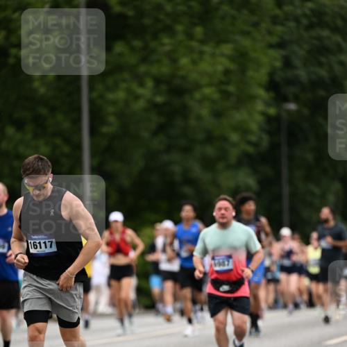 29.06.2025 - hella hamburg halbmarathon Dr. Thomas Lammeyer http://msf.ph/oto/8447232 29.06.2025 10:58:36 Kennedybrücke 1017, 1744, 2079, 2372, 2600, 2761, 3187, 3249, 3364, 4323, 4685, 4720, 4838, 5309, 5514, 5804, 5856, 5933, 5993, 6468, 6583, 6987, 7614, 7946, 7986, 9130, 9138, 9503, 9771, 10207, 11390 meine-sportfotos.de