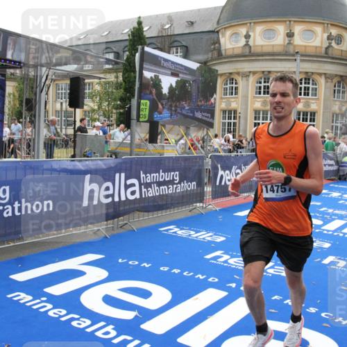 29.06.2025 - hella hamburg halbmarathon Michael Strokosch http://msf.ph/oto/8447239 29.06.2025 10:28:10 Ziel 13383, 14757, 15883 meine-sportfotos.de