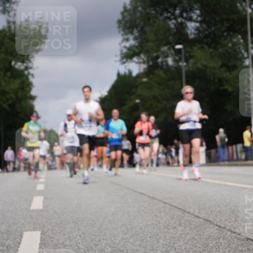 29.06.2025 - hella hamburg halbmarathon Luisa Fischer http://msf.ph/oto/8447245 29.06.2025 10:29:27 Kennedybrücke 5497, 5564, 6478, 7069, 8079, 8881, 9573, 10219, 10845, 10846 meine-sportfotos.de
