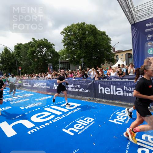 29.06.2025 - hella hamburg halbmarathon Zöllner http://msf.ph/oto/8447260 29.06.2025 10:58:01 Ziel 1200, 2025, 3093, 3141, 3575, 4579, 6531, 7138, 7159, 7189, 8089, 10036, 11394, 11832, 12378, 12773, 13376, 13465, 14881, 15090, 15349, 15527, 17543, 18762 meine-sportfotos.de