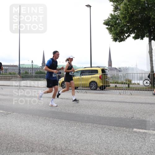 29.06.2025 - hella hamburg halbmarathon Lena Gebhardt http://msf.ph/oto/8447281 29.06.2025 10:30:14 Lombardsbrücke 879, 1804, 16604, 1097, 1547, 1694, 2302, 2699, 2901, 3443, 3573, 3613, 4575, 4580, 4819, 5063, 5322, 6598, 6616, 6626, 8388, 8792, 8941, 9095, 10162, 10880, 11376, 12305, 12349, 12350, 12504, 12537, 12687, 12688, 12710, 13031, 13418, 14304, 14421, 15266, 15789, 15938, 16182, 16504, 16601, 16604, 16735, 16769, 16864, 17529, 18046, 18503, 18671 meine-sportfotos.de