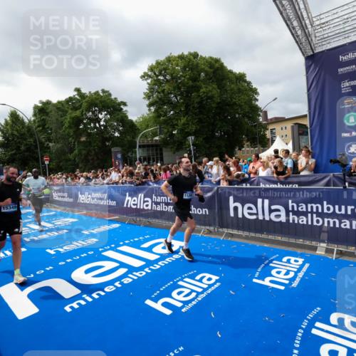 29.06.2025 - hella hamburg halbmarathon Zöllner http://msf.ph/oto/8447286 29.06.2025 10:58:01 Ziel 1200, 2025, 3093, 3141, 3575, 4579, 6531, 7138, 7159, 7189, 8089, 10036, 11394, 11832, 12378, 12773, 13376, 13465, 14881, 15090, 15349, 15527, 17543, 18762 meine-sportfotos.de