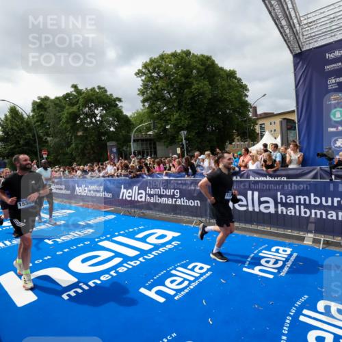 29.06.2025 - hella hamburg halbmarathon Zöllner http://msf.ph/oto/8447305 29.06.2025 10:58:02 Ziel 1200, 2025, 3093, 3141, 3575, 4579, 6531, 7138, 7159, 7189, 8089, 10036, 11394, 11832, 12378, 12773, 13465, 14881, 15090, 15349, 15527, 18762 meine-sportfotos.de