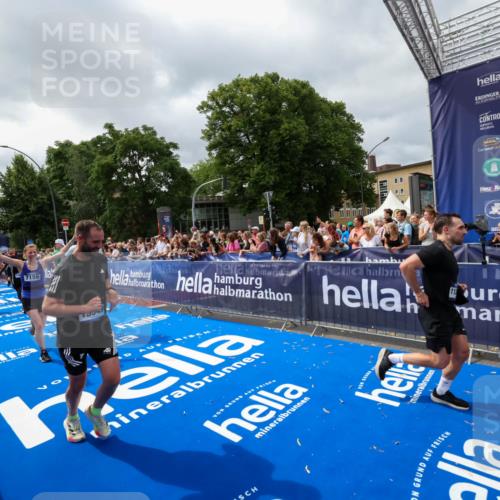 29.06.2025 - hella hamburg halbmarathon Zöllner http://msf.ph/oto/8447311 29.06.2025 10:58:02 Ziel 1200, 2025, 3093, 3141, 3575, 4579, 6531, 7138, 7159, 7189, 8089, 10036, 11394, 11832, 12378, 12773, 13465, 14881, 15090, 15349, 15527, 18762 meine-sportfotos.de