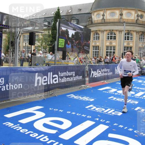 29.06.2025 - hella hamburg halbmarathon Michael Strokosch http://msf.ph/oto/8447346 29.06.2025 10:28:12 Ziel 14757, 15883 meine-sportfotos.de