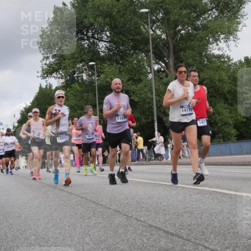 29.06.2025 - hella hamburg halbmarathon Luisa Fischer http://msf.ph/oto/8447399 29.06.2025 10:29:42 Kennedybrücke 10104, 11110, 9811, 6159, 18962, 4267, 3617, 4268, 11699, 14179, 197, 1973, 3617, 4267, 4358, 6159, 6637, 8281, 10465 meine-sportfotos.de
