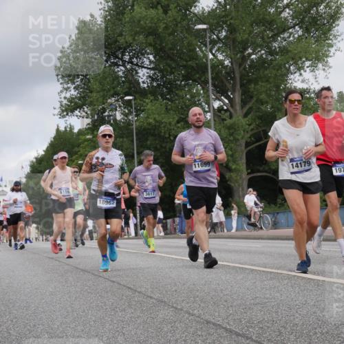 29.06.2025 - hella hamburg halbmarathon Luisa Fischer http://msf.ph/oto/8447404 29.06.2025 10:29:42 Kennedybrücke 10104, 9811, 6159, 3617, 358, 18962, 11699, 14179, 1973, 1973, 3617, 4267, 4358, 6159, 6637, 8281, 10465 meine-sportfotos.de
