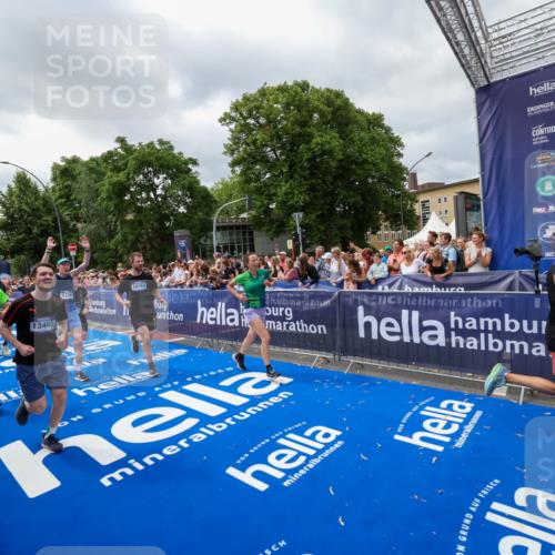 29.06.2025 - hella hamburg halbmarathon Zöllner http://msf.ph/oto/8447463 29.06.2025 10:58:05 Ziel 1200, 1611, 2025, 3093, 3141, 4319, 4579, 6531, 6892, 7189, 8089, 10036, 10408, 11832, 12378, 12773, 13465, 13666, 15090, 15527, 18762 meine-sportfotos.de