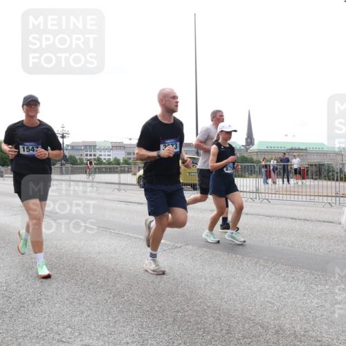 29.06.2025 - hella hamburg halbmarathon Lena Gebhardt http://msf.ph/oto/8447500 29.06.2025 10:30:16 Lombardsbrücke 1097, 1542, 373, 1097, 1547, 1647, 1694, 2302, 2699, 2901, 3443, 3573, 3613, 4575, 4580, 4819, 5063, 5322, 6598, 6616, 6626, 8388, 8792, 8941, 9095, 10162, 10880, 12305, 12349, 12350, 12460, 12461, 12504, 12537, 12687, 12688, 12710, 13031, 13418, 14304, 14421, 15266, 15757, 15789, 15938, 16182, 16504, 16601, 16604, 16735, 16769, 16864, 17529, 18046, 18503, 18671 meine-sportfotos.de