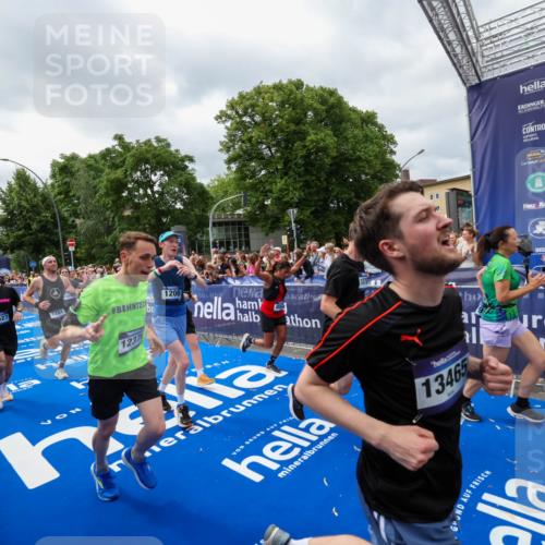 29.06.2025 - hella hamburg halbmarathon Zöllner http://msf.ph/oto/8447507 29.06.2025 10:58:06 Ziel 1200, 1611, 3141, 4319, 4579, 6531, 6892, 8089, 10036, 10408, 11832, 12378, 12773, 13465, 13666, 15090, 15189, 15527, 18762 meine-sportfotos.de