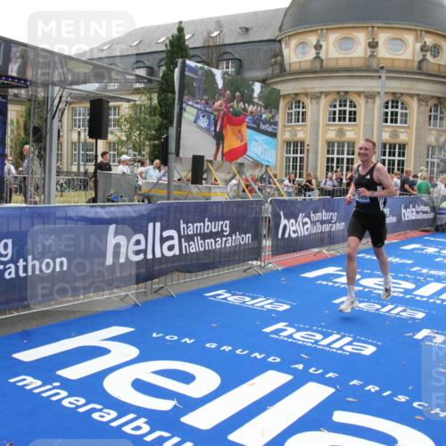 29.06.2025 - hella hamburg halbmarathon Michael Strokosch http://msf.ph/oto/8447514 29.06.2025 10:28:20 Ziel 3075, 7389, 12529, 16711 meine-sportfotos.de