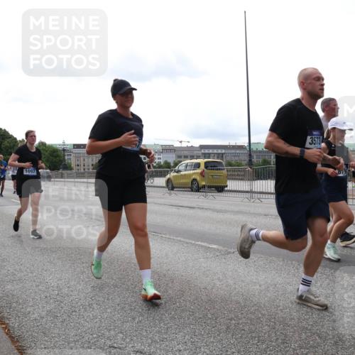 29.06.2025 - hella hamburg halbmarathon Lena Gebhardt http://msf.ph/oto/8447541 29.06.2025 10:30:16 Lombardsbrücke 1097, 3573, 1097, 1547, 1647, 1694, 2302, 2699, 2901, 3443, 3573, 3613, 4575, 4580, 4819, 5063, 5322, 6598, 6616, 6626, 8388, 8792, 8941, 9095, 10162, 10880, 12305, 12349, 12350, 12460, 12461, 12504, 12537, 12687, 12688, 12710, 13031, 13418, 14304, 14421, 15266, 15757, 15789, 15938, 16182, 16504, 16601, 16604, 16735, 16769, 16864, 17529, 18046, 18503, 18671 meine-sportfotos.de