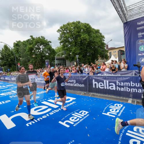 29.06.2025 - hella hamburg halbmarathon Zöllner http://msf.ph/oto/8447566 29.06.2025 10:58:08 Ziel 1563, 1611, 3141, 4319, 4579, 6531, 6892, 8089, 10036, 10408, 11832, 12773, 13666, 15090, 15189, 15527 meine-sportfotos.de