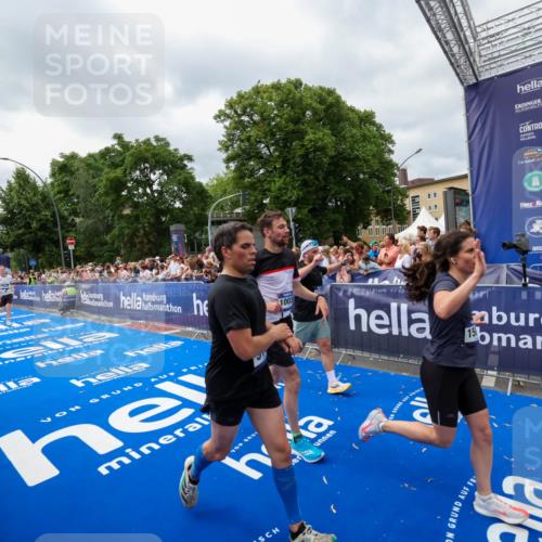 29.06.2025 - hella hamburg halbmarathon Zöllner http://msf.ph/oto/8447618 29.06.2025 10:58:09 Ziel 1563, 1611, 2907, 3141, 4319, 6892, 10036, 10408, 11832, 12773, 13666, 15090, 15125, 15189 meine-sportfotos.de