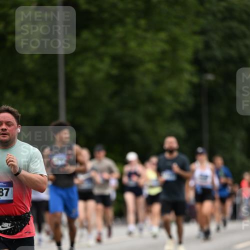 29.06.2025 - hella hamburg halbmarathon Dr. Thomas Lammeyer http://msf.ph/oto/8447626 29.06.2025 10:58:41 Kennedybrücke 2372, 2600, 2761, 3187, 3249, 3364, 4039, 4323, 4685, 4720, 4838, 5309, 5856, 5933, 6468, 6583, 6987, 7614, 7670, 7874, 7946, 7986, 9130, 9503, 9771, 10207, 11354 meine-sportfotos.de