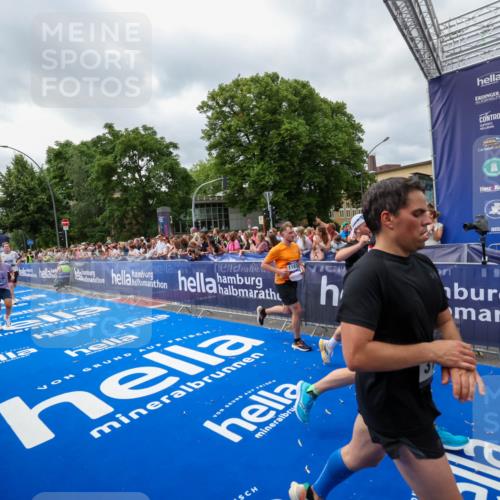 29.06.2025 - hella hamburg halbmarathon Zöllner http://msf.ph/oto/8447646 29.06.2025 10:58:09 Ziel 1563, 1611, 2907, 3141, 4319, 6892, 10036, 10408, 11832, 12773, 13666, 15090, 15125, 15189 meine-sportfotos.de