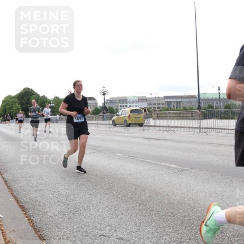 29.06.2025 - hella hamburg halbmarathon Lena Gebhardt http://msf.ph/oto/8447652 29.06.2025 10:30:17 Lombardsbrücke 1941, 1097, 1097, 1547, 1647, 1694, 2302, 2699, 2754, 2755, 2901, 3443, 3573, 3613, 4575, 4580, 4819, 5063, 5322, 6598, 6616, 6626, 8388, 8792, 8941, 9095, 10162, 10880, 12305, 12349, 12350, 12460, 12461, 12504, 12537, 12687, 12688, 12710, 13031, 13418, 14304, 14421, 15757, 15789, 15938, 16182, 16504, 16601, 16604, 16735, 16769, 16864, 17529, 18046, 18503, 18671 meine-sportfotos.de