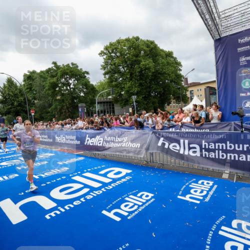 29.06.2025 - hella hamburg halbmarathon Zöllner http://msf.ph/oto/8447664 29.06.2025 10:58:10 Ziel 1563, 1611, 2907, 3141, 4319, 4426, 6892, 8290, 10036, 10408, 11832, 12773, 13666, 15125, 15189 meine-sportfotos.de