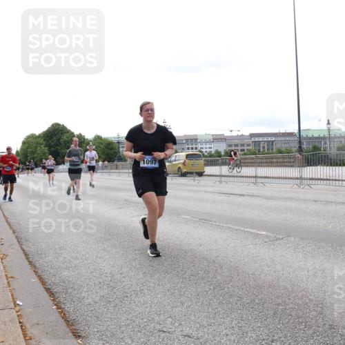 29.06.2025 - hella hamburg halbmarathon Lena Gebhardt http://msf.ph/oto/8447672 29.06.2025 10:30:17 Lombardsbrücke 3410, 1097, 1097, 1547, 1647, 1694, 2302, 2699, 2754, 2755, 2901, 3443, 3573, 3613, 4575, 4580, 4819, 5063, 5322, 6598, 6616, 6626, 8388, 8792, 8941, 9095, 10162, 10880, 12305, 12349, 12350, 12460, 12461, 12504, 12537, 12687, 12688, 12710, 13031, 13418, 14304, 14421, 15757, 15789, 15938, 16182, 16504, 16601, 16604, 16735, 16769, 16864, 17529, 18046, 18503, 18671 meine-sportfotos.de