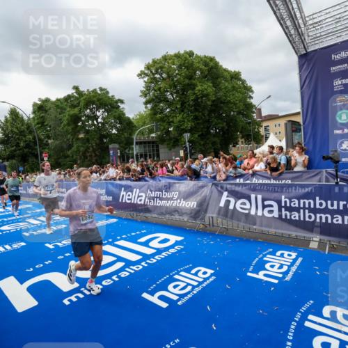 29.06.2025 - hella hamburg halbmarathon Zöllner http://msf.ph/oto/8447703 29.06.2025 10:58:11 Ziel 1563, 1611, 2907, 4319, 4426, 6892, 8290, 10408, 13666, 15125, 15189 meine-sportfotos.de