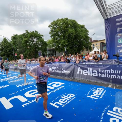 29.06.2025 - hella hamburg halbmarathon Zöllner http://msf.ph/oto/8447728 29.06.2025 10:58:11 Ziel 1563, 1611, 2907, 4319, 4426, 6892, 8290, 10408, 13666, 15125, 15189 meine-sportfotos.de