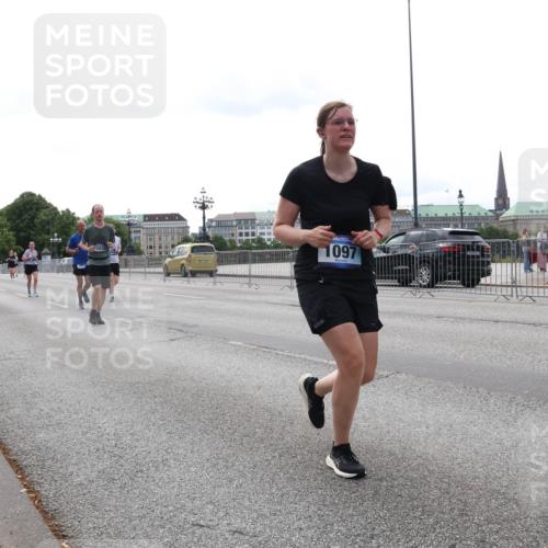 29.06.2025 - hella hamburg halbmarathon Lena Gebhardt http://msf.ph/oto/8447741 29.06.2025 10:30:18 Lombardsbrücke 8941, 3418, 1097, 1097, 1547, 1647, 1694, 2302, 2754, 2755, 2901, 3443, 3573, 3613, 4575, 4580, 4819, 5063, 5322, 6344, 6598, 6616, 6626, 8792, 8941, 9095, 10162, 10880, 12305, 12349, 12350, 12460, 12461, 12504, 12537, 12687, 12688, 12710, 13031, 13418, 14304, 14421, 15757, 15789, 15938, 16182, 16504, 16601, 16604, 16735, 16769, 16864, 17529, 18046, 18503, 18671 meine-sportfotos.de