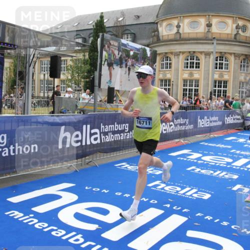 29.06.2025 - hella hamburg halbmarathon Michael Strokosch http://msf.ph/oto/8447762 29.06.2025 10:28:27 Ziel 3075, 5328, 12529, 14140, 16711 meine-sportfotos.de