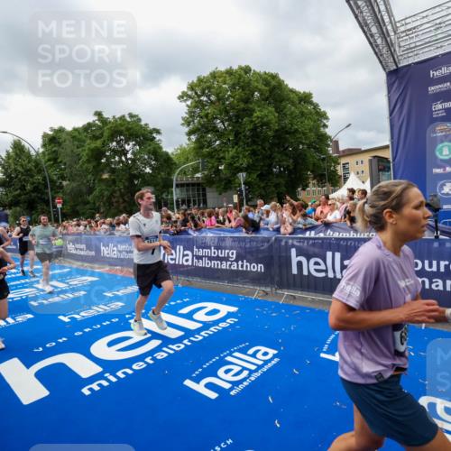 29.06.2025 - hella hamburg halbmarathon Zöllner http://msf.ph/oto/8447773 29.06.2025 10:58:12 Ziel 1563, 1611, 2907, 4319, 4426, 6892, 8290, 10408, 13666, 15125, 15189 meine-sportfotos.de