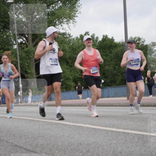 29.06.2025 - hella hamburg halbmarathon Luisa Fischer http://msf.ph/oto/8447781 29.06.2025 10:30:01 Kennedybrücke 6905, 4844, 14930, 1300, 2306, 2775, 4844, 6625, 6905, 7929, 8674 meine-sportfotos.de