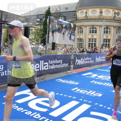 29.06.2025 - hella hamburg halbmarathon Michael Strokosch http://msf.ph/oto/8447782 29.06.2025 10:28:27 Ziel 3075, 5328, 12529, 14140, 16711 meine-sportfotos.de