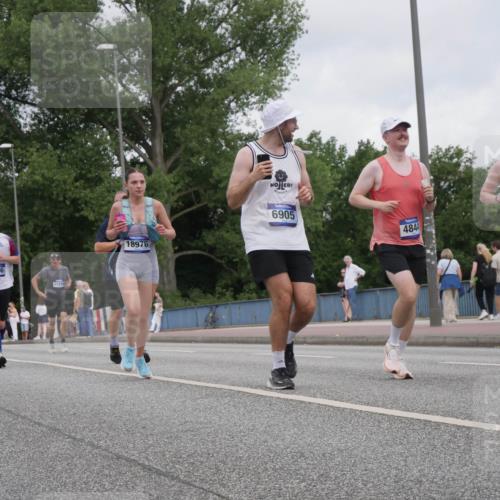 29.06.2025 - hella hamburg halbmarathon Luisa Fischer http://msf.ph/oto/8447790 29.06.2025 10:30:01 Kennedybrücke 2775, 2306, 11256, 18976, 6905, 4844, 14930, 1300, 2306, 2775, 4844, 6625, 6905, 7929, 8674 meine-sportfotos.de