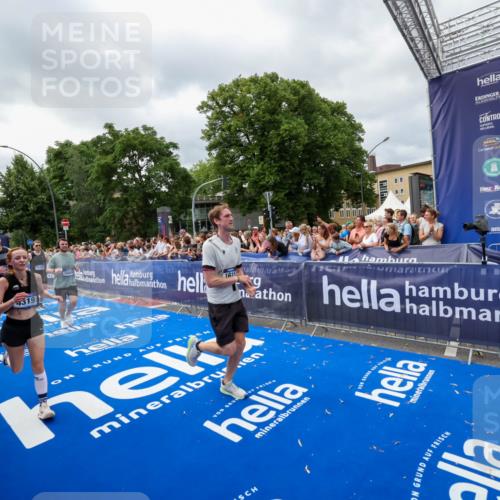 29.06.2025 - hella hamburg halbmarathon Zöllner http://msf.ph/oto/8447791 29.06.2025 10:58:12 Ziel 1563, 1611, 2907, 4319, 4426, 6892, 8290, 10408, 13666, 15125, 15189 meine-sportfotos.de