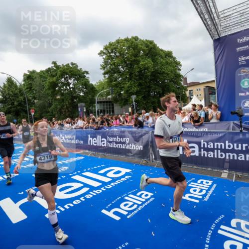 29.06.2025 - hella hamburg halbmarathon Zöllner http://msf.ph/oto/8447805 29.06.2025 10:58:12 Ziel 1563, 1611, 2907, 4319, 4426, 6892, 8290, 10408, 13666, 15125, 15189 meine-sportfotos.de