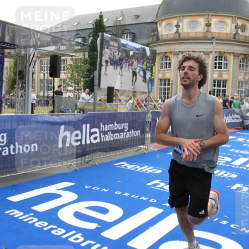29.06.2025 - hella hamburg halbmarathon Michael Strokosch http://msf.ph/oto/8447841 29.06.2025 10:28:28 Ziel 5328, 12529, 14140, 16711 meine-sportfotos.de