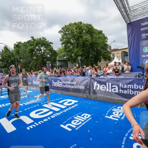 29.06.2025 - hella hamburg halbmarathon Zöllner http://msf.ph/oto/8447853 29.06.2025 10:58:13 Ziel 1563, 1611, 2907, 4319, 4426, 6104, 8290, 10408, 13666, 15125, 15189, 18068 meine-sportfotos.de