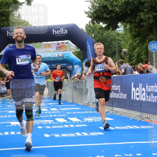 29.06.2025 - hella hamburg halbmarathon Strokosch-Dieckow http://msf.ph/oto/8447879 29.06.2025 10:48:51 Ziel 1094, 1381, 1452, 1884, 1892, 2260, 3213, 3985, 7067, 8889, 9482, 9661, 11519, 12421, 12533, 12534, 13009, 13183, 13976, 15309, 16653, 17007, 18873 meine-sportfotos.de
