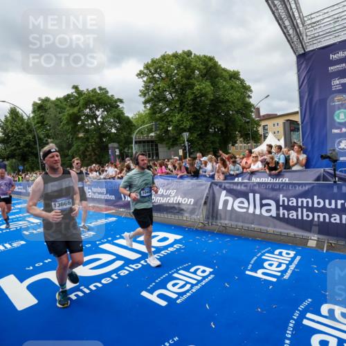 29.06.2025 - hella hamburg halbmarathon Zöllner http://msf.ph/oto/8447884 29.06.2025 10:58:13 Ziel 1563, 1611, 2907, 4319, 4426, 6104, 8290, 10408, 13666, 15125, 15189, 18068 meine-sportfotos.de