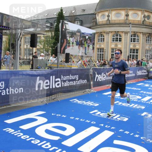 29.06.2025 - hella hamburg halbmarathon Michael Strokosch http://msf.ph/oto/8447892 29.06.2025 10:28:33 Ziel 5328, 17374 meine-sportfotos.de