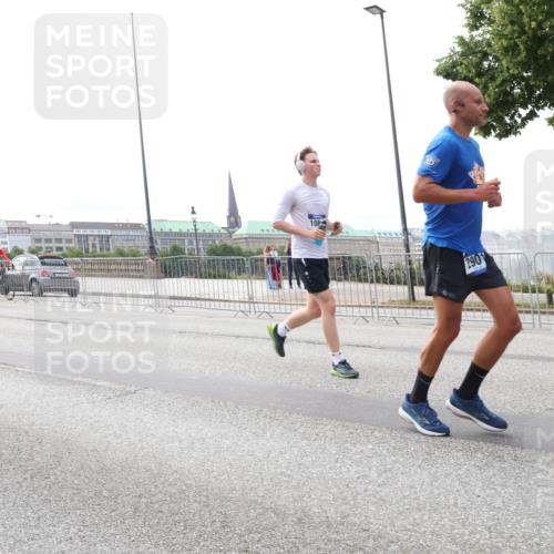 29.06.2025 - hella hamburg halbmarathon Lena Gebhardt http://msf.ph/oto/8447898 29.06.2025 10:30:22 Lombardsbrücke 108, 290, 1097, 1547, 1647, 2754, 2755, 2901, 3443, 3573, 3613, 4575, 4819, 5063, 5322, 6344, 6598, 6616, 6626, 7071, 8792, 8941, 10162, 10880, 11984, 12349, 12350, 12460, 12461, 12504, 12537, 12687, 12688, 12710, 13418, 14304, 14421, 15757, 15789, 15938, 16182, 16504, 16601, 16604, 16735, 16769, 16791, 16864, 17529, 18046, 18503, 18671 meine-sportfotos.de