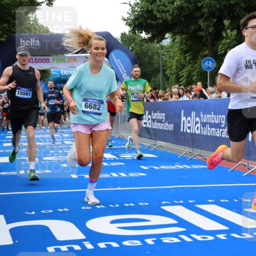 29.06.2025 - hella hamburg halbmarathon Strokosch-Dieckow http://msf.ph/oto/8447934 29.06.2025 10:39:00 Ziel 1164, 1445, 1803, 2262, 2980, 3136, 4359, 4759, 6682, 6686, 6687, 8958, 11447, 11619, 12137, 13137, 15561, 15873, 16820, 18734, 19151 meine-sportfotos.de
