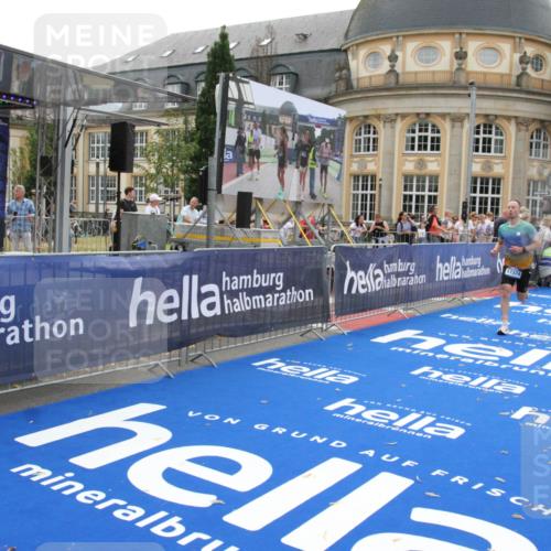 29.06.2025 - hella hamburg halbmarathon Michael Strokosch http://msf.ph/oto/8447945 29.06.2025 10:28:34 Ziel 5328, 17374 meine-sportfotos.de