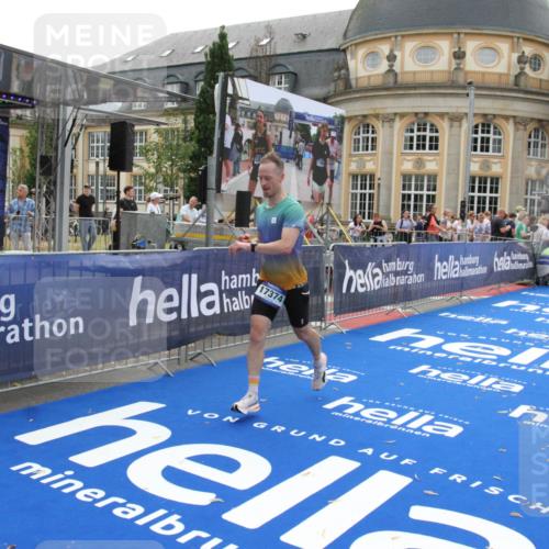 29.06.2025 - hella hamburg halbmarathon Michael Strokosch http://msf.ph/oto/8447990 29.06.2025 10:28:35 Ziel 5328, 17374 meine-sportfotos.de