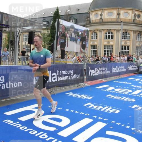 29.06.2025 - hella hamburg halbmarathon Michael Strokosch http://msf.ph/oto/8448004 29.06.2025 10:28:36 Ziel 17374 meine-sportfotos.de