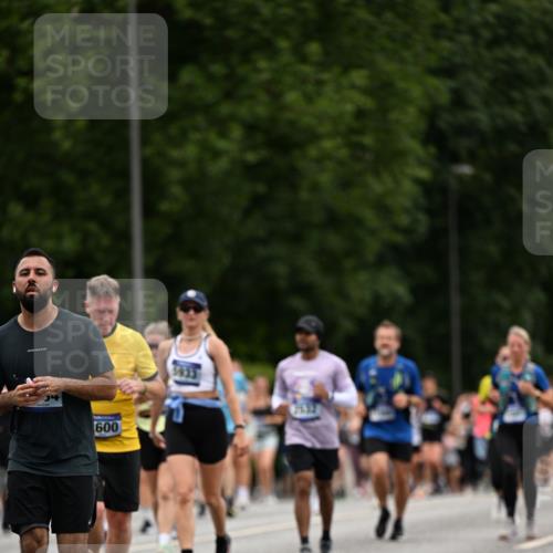 29.06.2025 - hella hamburg halbmarathon Dr. Thomas Lammeyer http://msf.ph/oto/8448032 29.06.2025 10:58:45 Kennedybrücke 1822, 2372, 2600, 2761, 3249, 3364, 3857, 4039, 4323, 4720, 4838, 5309, 5815, 5856, 5933, 6468, 6583, 6987, 7614, 7670, 7874, 7946, 7986, 9130, 9503, 11354 meine-sportfotos.de