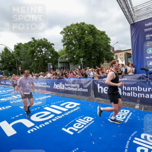 29.06.2025 - hella hamburg halbmarathon Zöllner http://msf.ph/oto/8448042 29.06.2025 10:58:15 Ziel 1563, 2907, 4426, 6104, 8290, 14631, 15125, 15189, 18068 meine-sportfotos.de