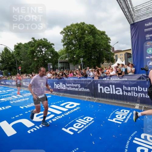 29.06.2025 - hella hamburg halbmarathon Zöllner http://msf.ph/oto/8448061 29.06.2025 10:58:15 Ziel 1563, 2907, 4426, 6104, 8290, 14631, 15125, 15189, 18068 meine-sportfotos.de