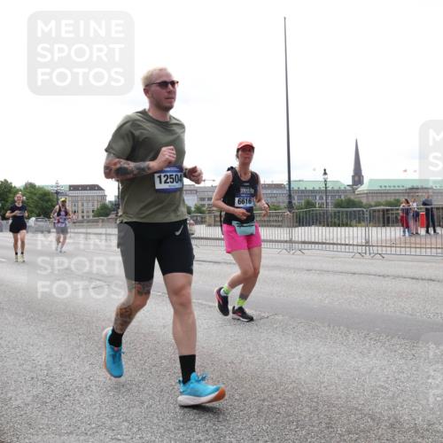 29.06.2025 - hella hamburg halbmarathon Lena Gebhardt http://msf.ph/oto/8448083 29.06.2025 10:30:26 Lombardsbrücke 18671, 12504, 6616, 1097, 1547, 1647, 2569, 2754, 2755, 2901, 3443, 3573, 3613, 4575, 4819, 5063, 5322, 6344, 6598, 6616, 6626, 7071, 7120, 8792, 10162, 10880, 11984, 12349, 12350, 12460, 12461, 12504, 12537, 12687, 12688, 12710, 13418, 14216, 14304, 14421, 15757, 15789, 15938, 16182, 16504, 16601, 16604, 16735, 16769, 16791, 16864, 18046, 18362, 18503, 18671, 18795, 18860 meine-sportfotos.de