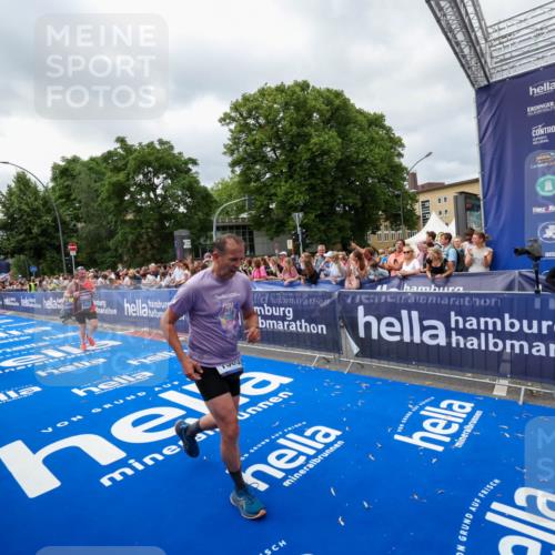 29.06.2025 - hella hamburg halbmarathon Zöllner http://msf.ph/oto/8448089 29.06.2025 10:58:15 Ziel 1563, 2907, 4426, 6104, 8290, 14631, 15125, 15189, 18068 meine-sportfotos.de